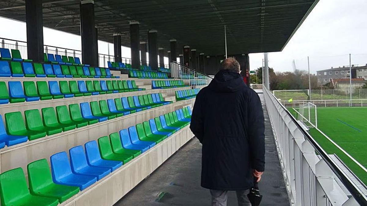 Grada del campo de fútbol de Pastoriza.   | // I. A.