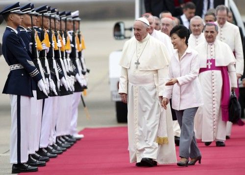 El Papa Francisco llega a Seúl en su primera visita a Asia