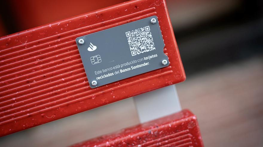 Málaga instalará más de 30 bancos fabricados con tarjetas recicladas por el Santander