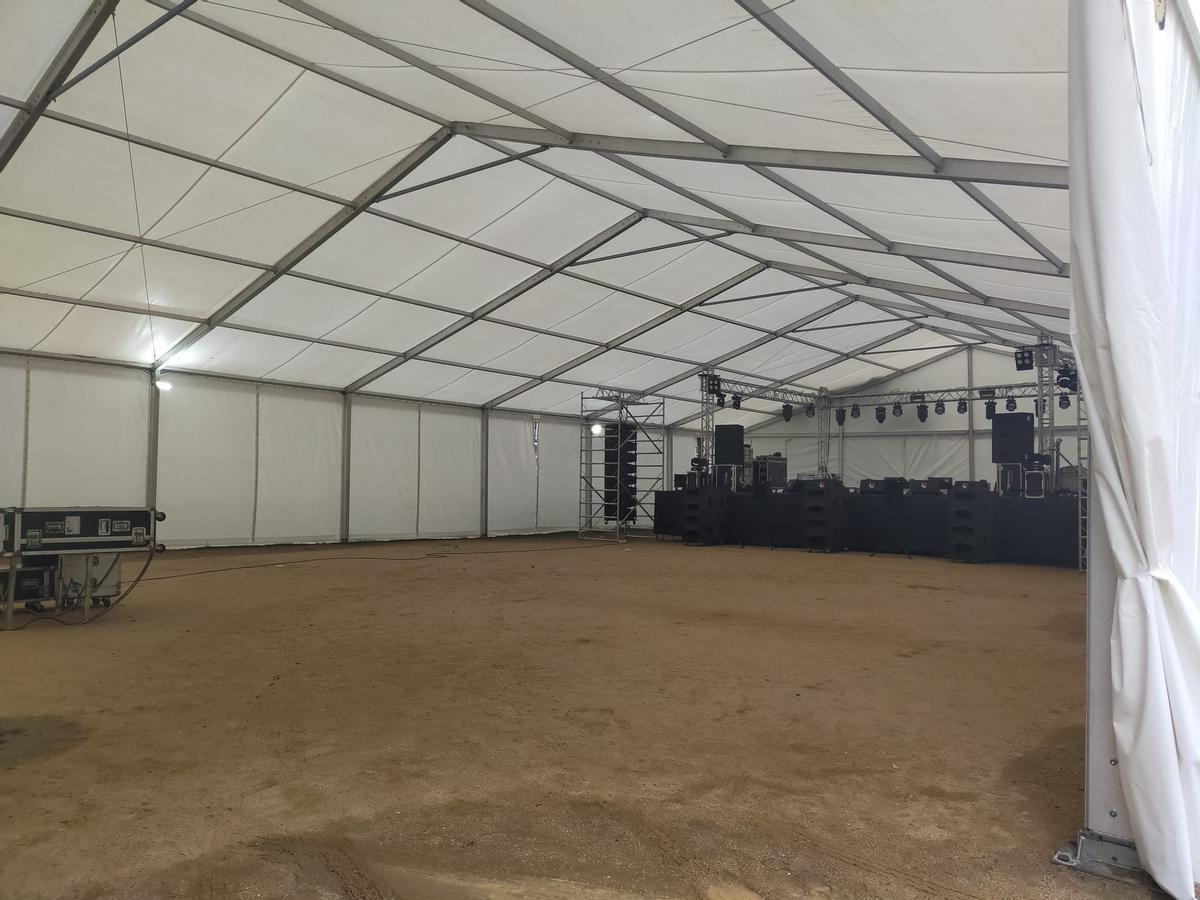 Carpa montada en La Coronación para la feria de Plasencia.