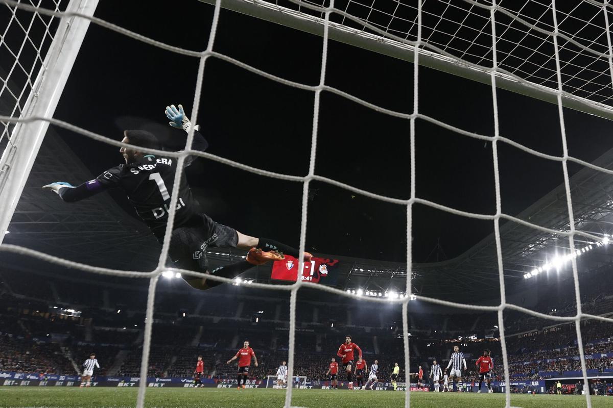El portero del Osasuna Sergio Herrera en una acción contra la Real Sociedad.