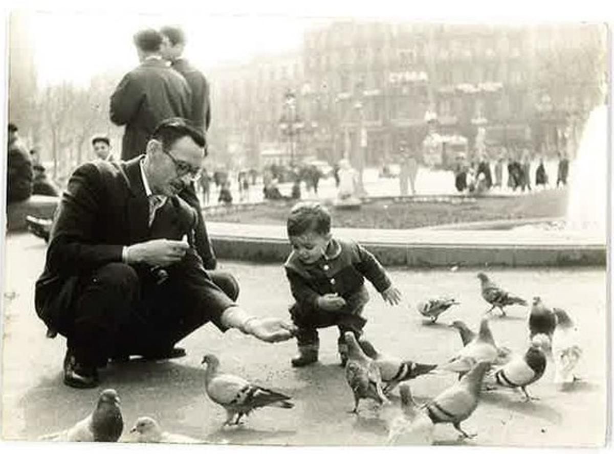 ’Con el tio Rafael en la Plaça de Catalunya con las palomas.