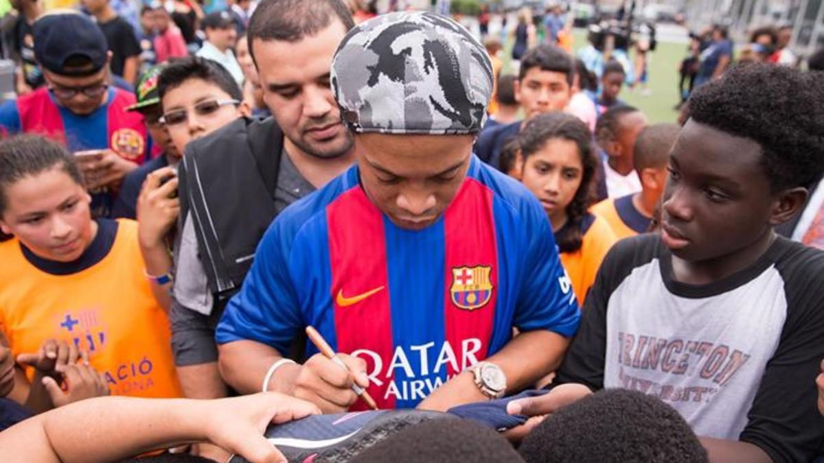 Ronaldinho se hartó de firmar autógrafos enfundado en la camiseta del FC Barcelona