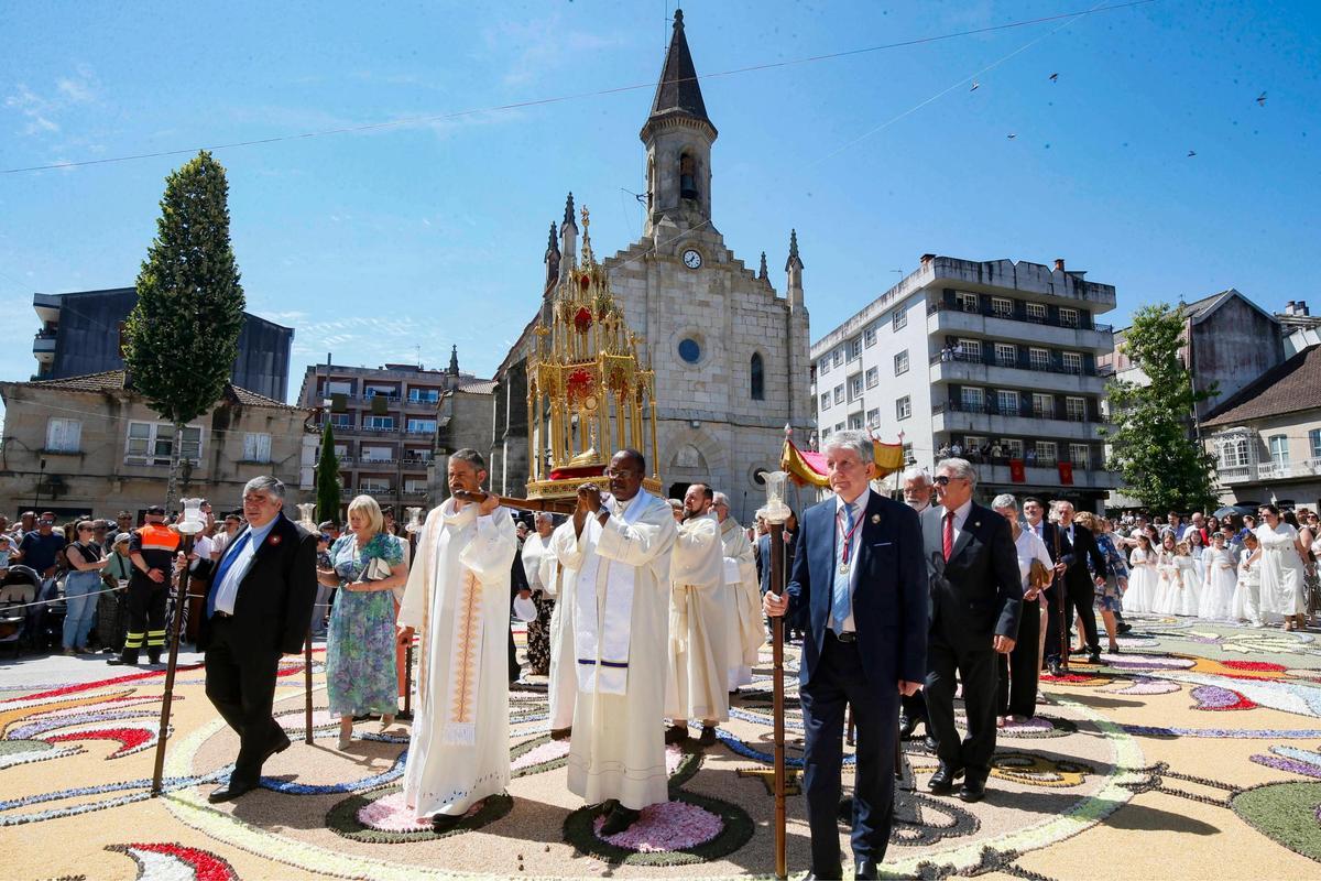 Ponteareas celebra la procesión del Corpus Christi con 35 alfombras florales Ponteareas celebra la procesión del Corpus Christi con 35 alfombras florales