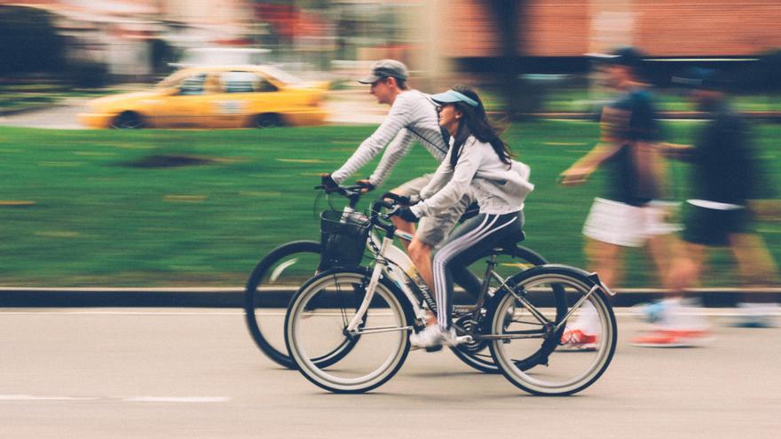 El error que casi todos cometen circulando por una rotonda cuando hay ciclistas y que te puede acarrear una multa