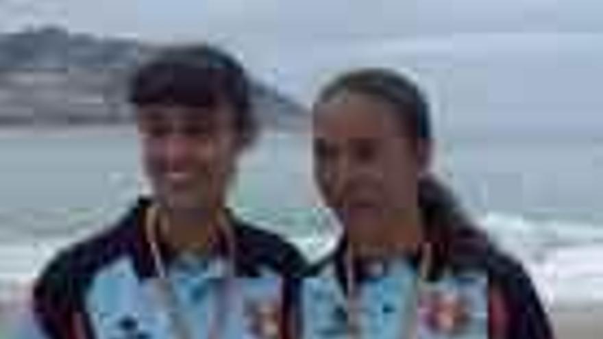 Carolina y Raquel posan satisfechas con su medalla.