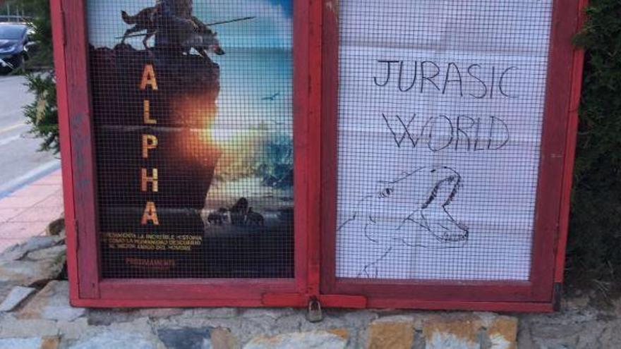 El cartel de Jurassic World en un cine de verano de Murcia, blanco de bromas y críticas