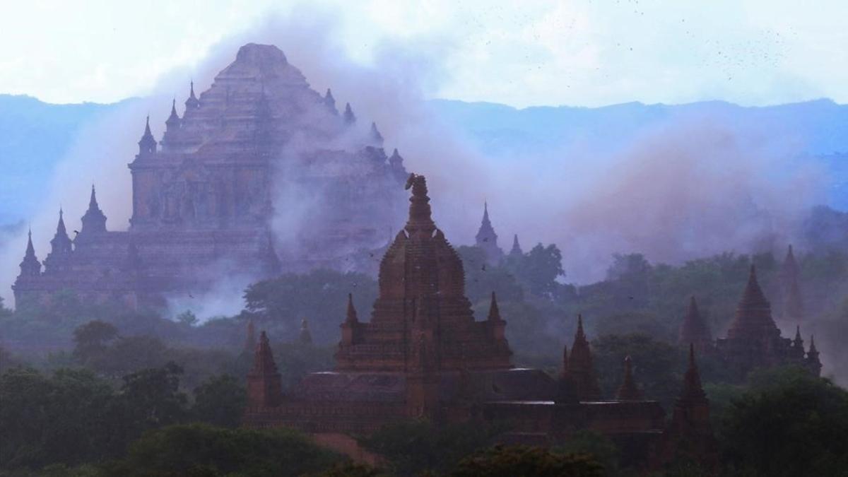 El antiguo templo de Sulamuni, envuelto en polvo después del terremoto de magnitud 6.8 que ha sacudido el centro de Birmania (Myanmar), el 24 de agosto.