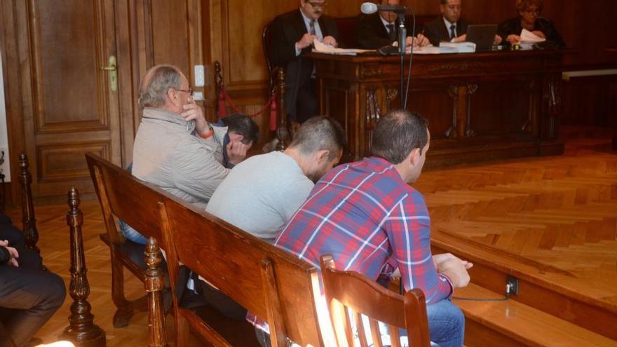 Los acusados por esta desaparición en uno de los anteriores intentos por iniciar el juicio en la Audiencia de Pontevedra.