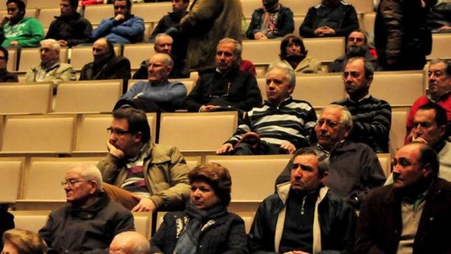 Socios del Liceo Casino en la asamblea que se celebró en el Auditorio.  // Iñaki Abella