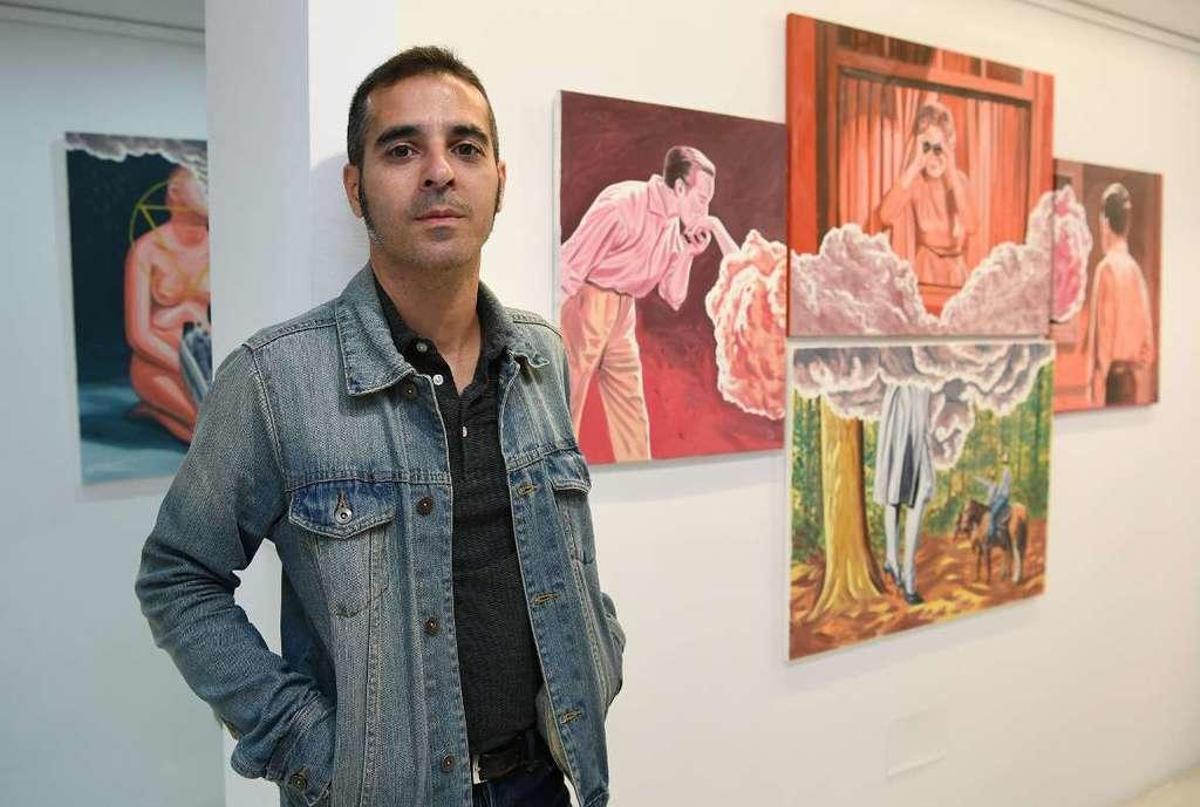 Pablo Gallo junto a algunos de sus óleos expuestos en Monty4.