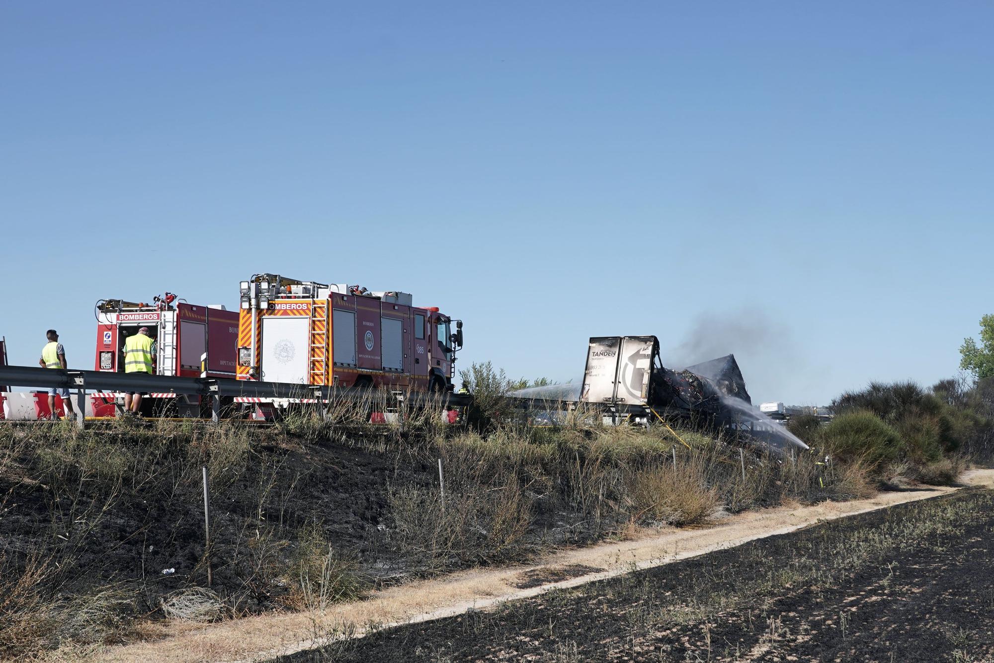 Galería | El incendio de un camión causa cuatro kilómetros de retenciones en la A-62, en Villamarciel (Valladolid)