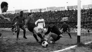 Duelo entre Elche y Valencia disputado en febrero de 1965.
