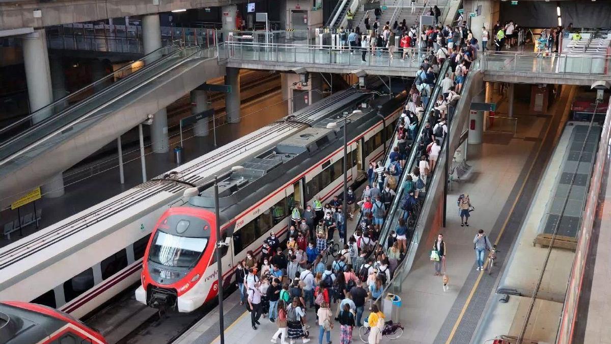 Tren de Cercanías en la estación de Castelló.