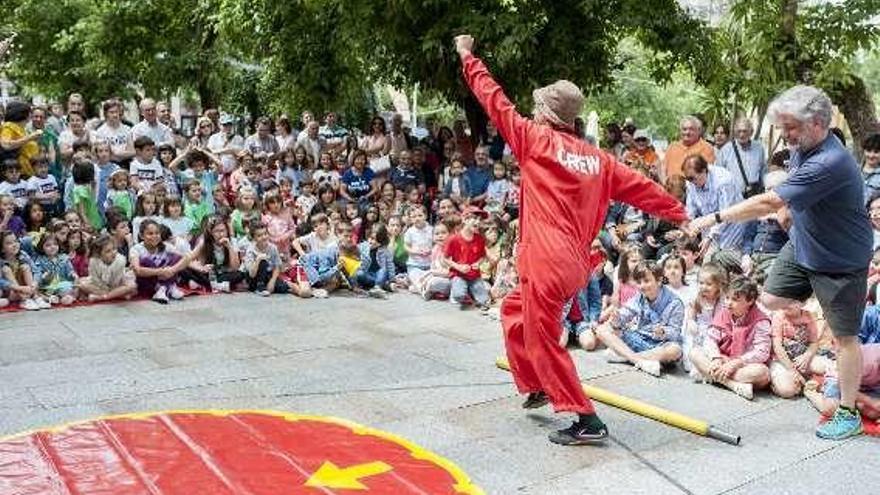 Teatro de calle ayer en la plaza Bispo Cesáreo. // Brais Lorenzo