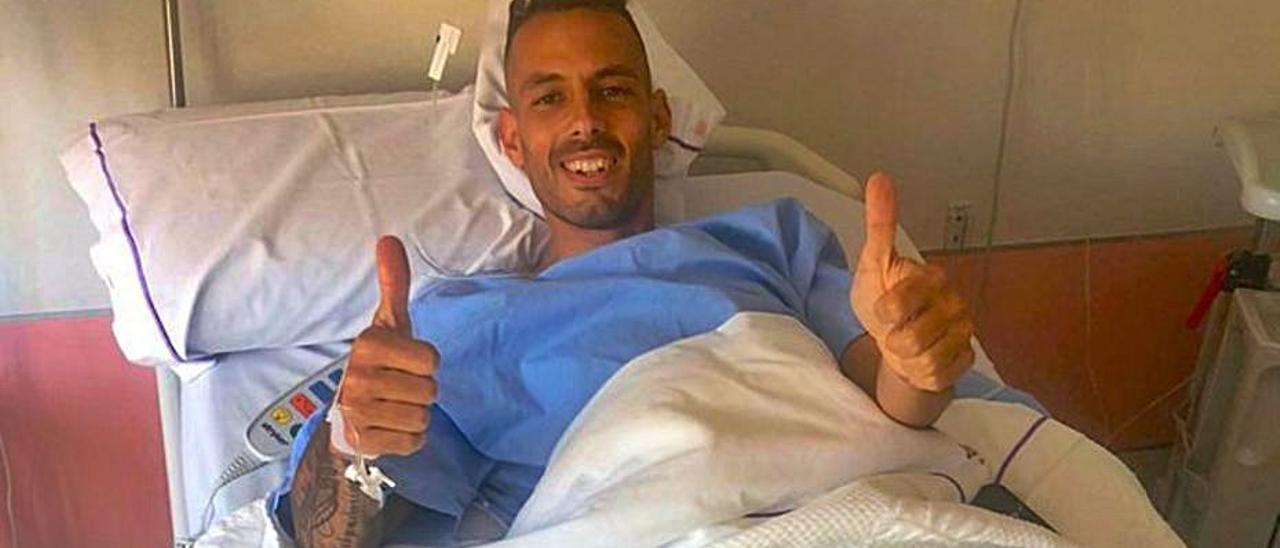 Manu Molina, sonriente, en el hospital, tras ser operado.