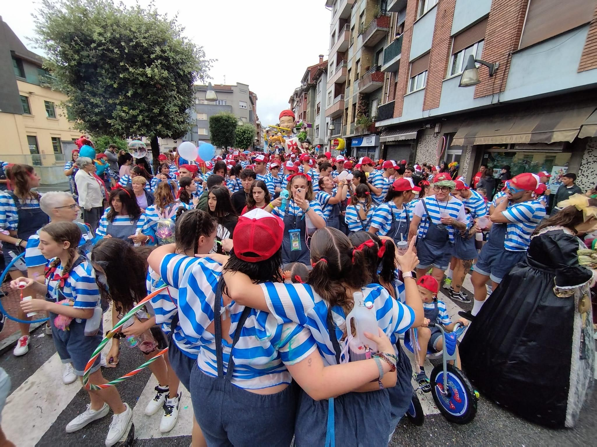 Así está siendo el Descenso Folklórico del Nalón, con 7.000 navegantes