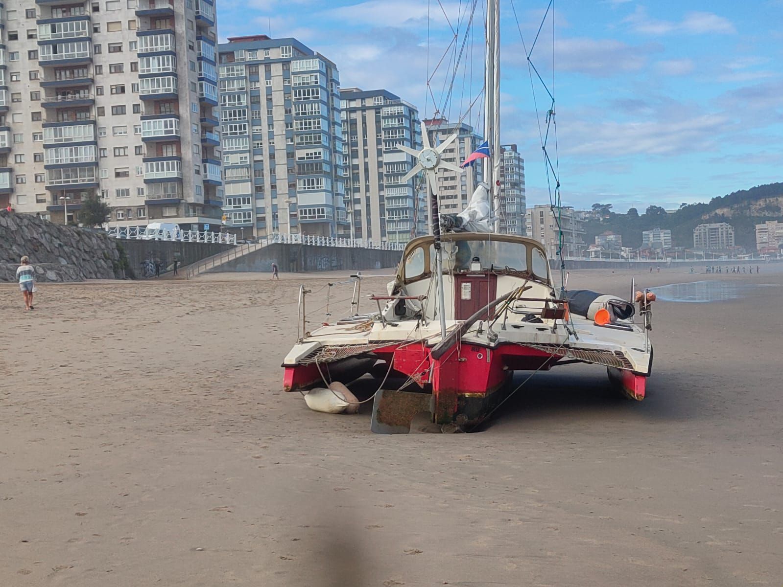 Catamarán encallado en Salinas