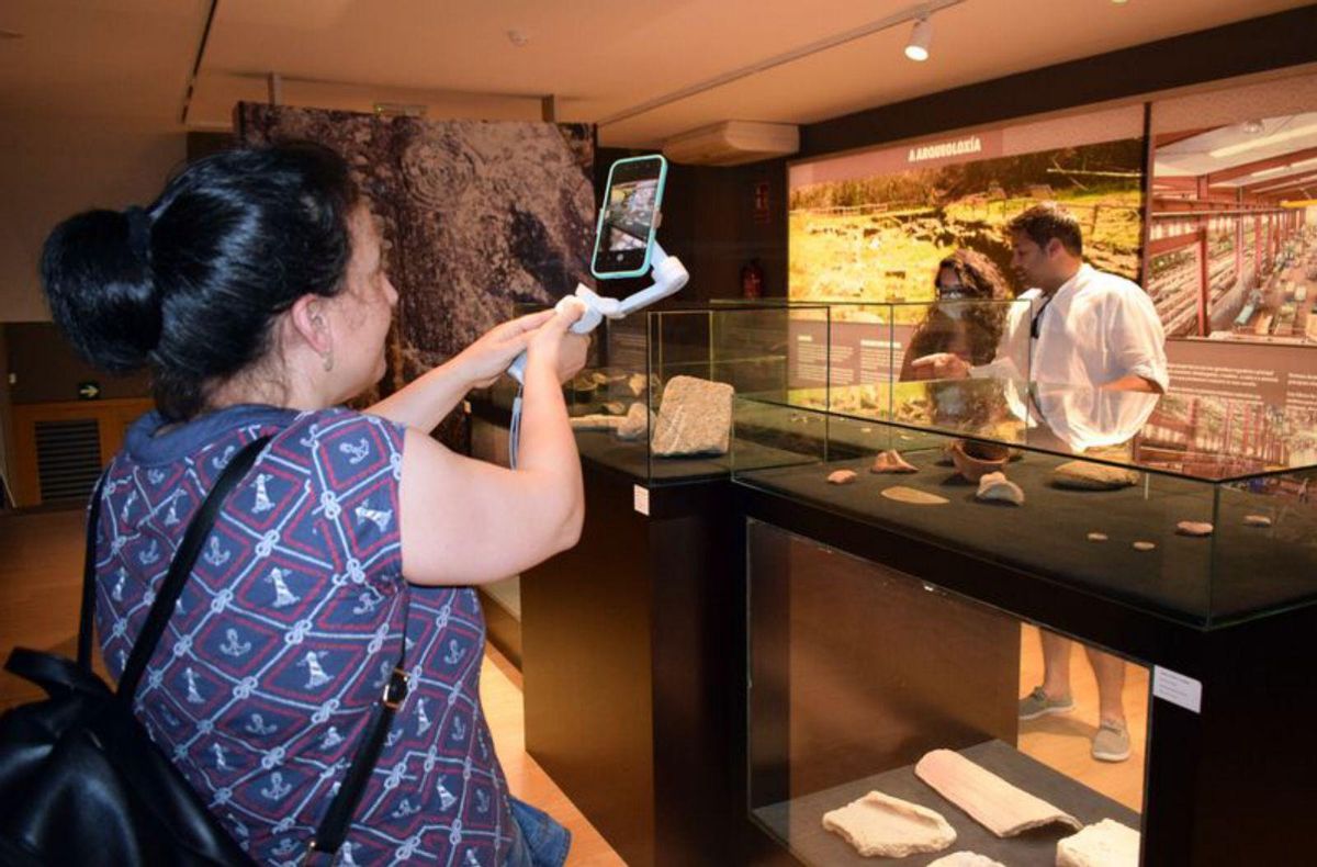 Peregrinos en el Museo dela Historia de Valga. | // FDV