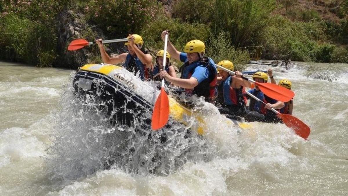 Ocio Aventura Cerro Gordo ofrece la posibilidad de hacer rafting por aguas bravas.