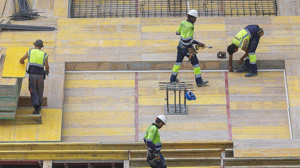 Obreros de la construcción en una obra.