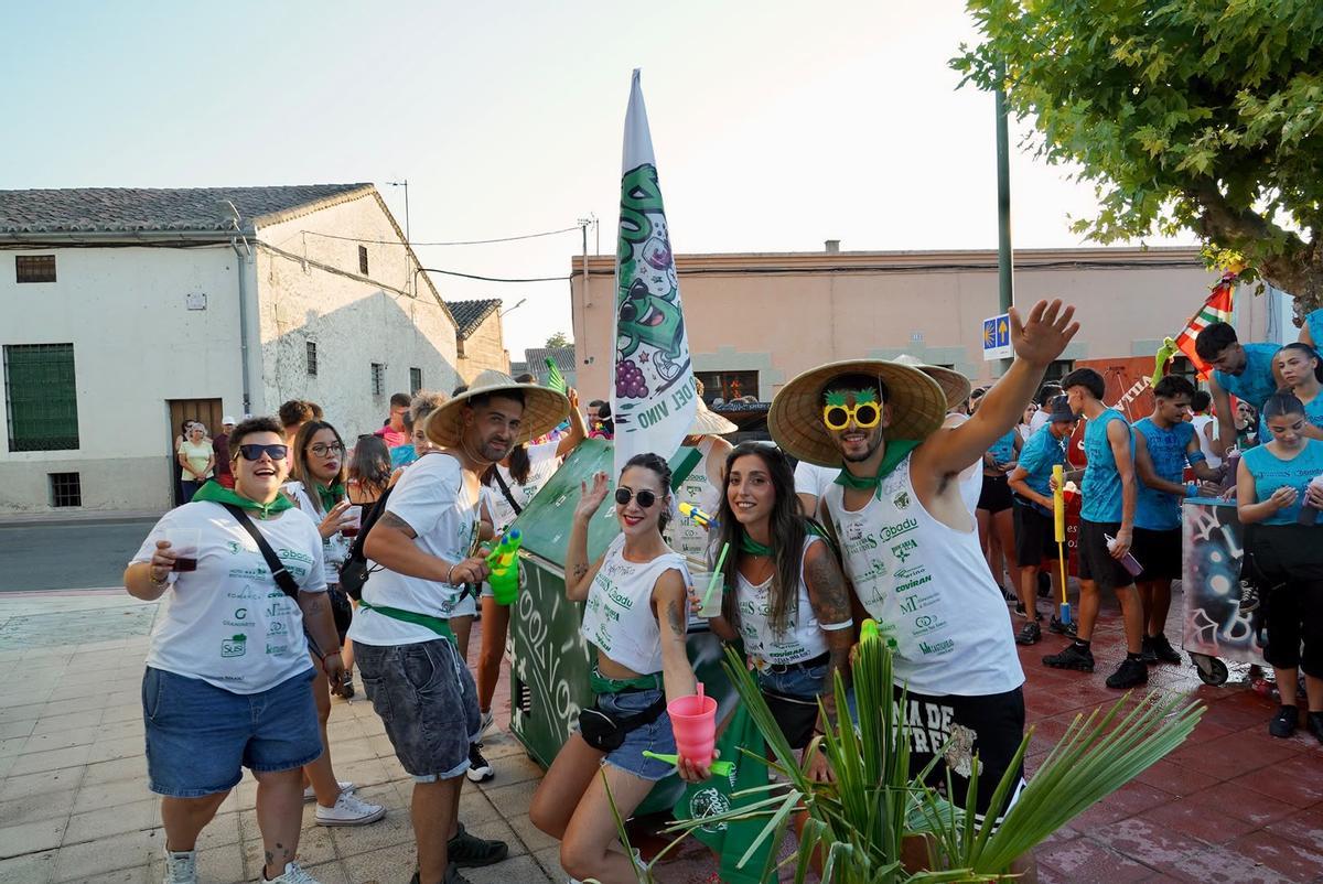 GALERÍA | Las peñas inundan Villaralbo de alegría y color