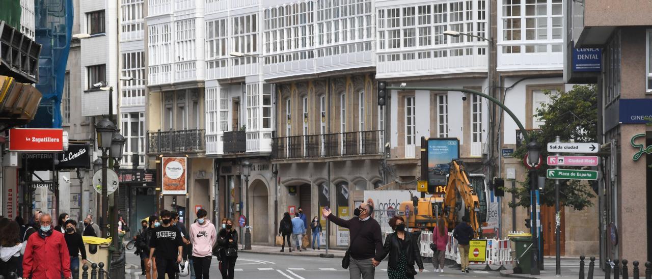 Peatones por la calzada en la calle San Andrés. / Carlos Pardellas