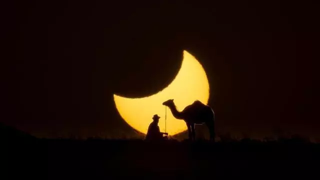 Así se preparó en Lanzarote la fotografía del camello con su cuidador y el eclipse solar de fondo en Uga