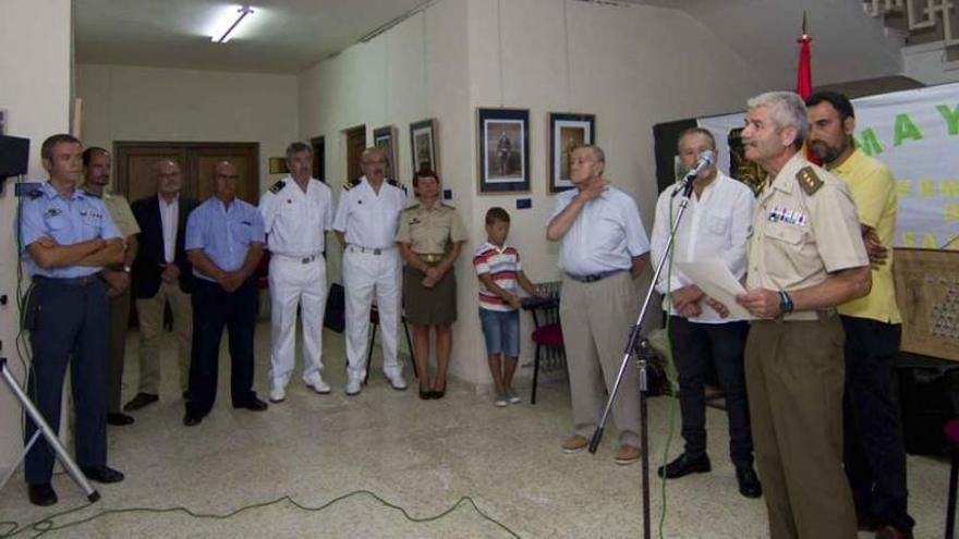 Inauguración de la exposición con presencia del subdelegado de Defensa, el alcalde de Bermillo, el presidente de La Mayuela y reservistas.