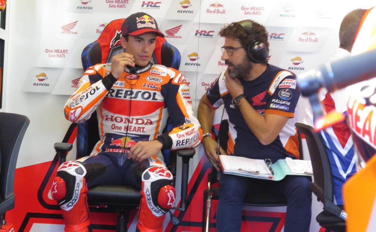 Marc Márquez nada más llegar al boxe del equipo Repsol Honda junto a su ingeniero Santi Hernández.