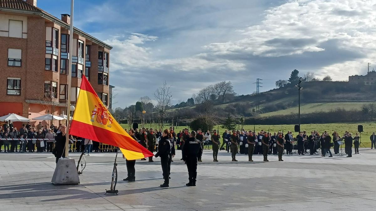 La bandera de España ya luce en la Plaza Central de Lugones: así fue el acto de izado de Siero