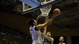 Un lance del partido entre el Monbus Obradoiro y el Hestia Menorca