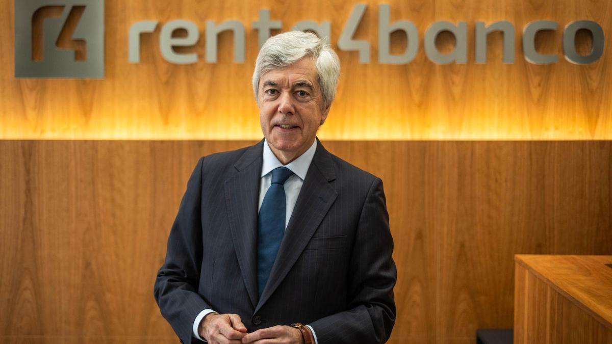 El presidente de Renta 4 Banco, Juan Carlos Urenta, en la nueva sede de Santa Cruz de Tenerife.