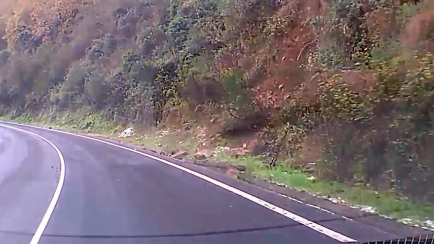 Temporal en Asturias: El momento en el que se forma un argayo en la carretera