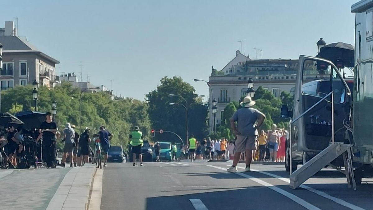 Vídeo | Cerrado al tráfico el puente de Triana por el rodaje de la serie 'Berlín'