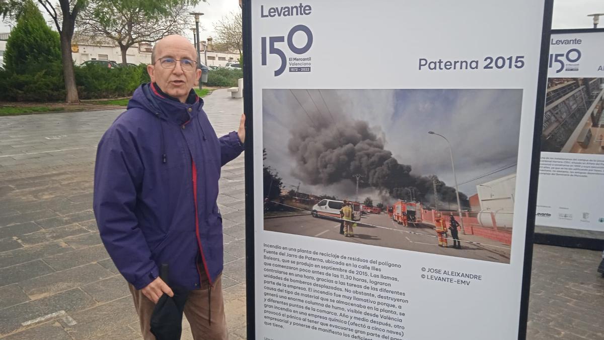 Joaquín Ballester, con el panel de un incendio en F.Jarro.