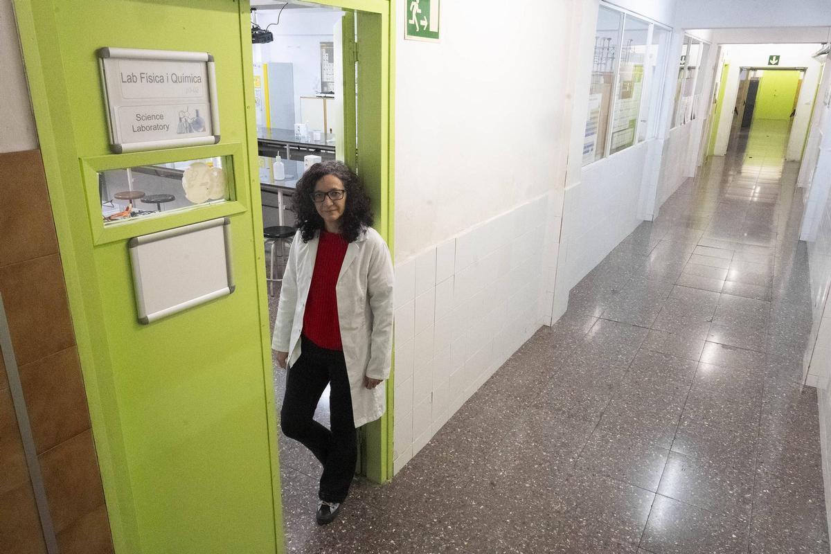 Sandra Rodríguez, a la entrada del laboratorio del insituto.