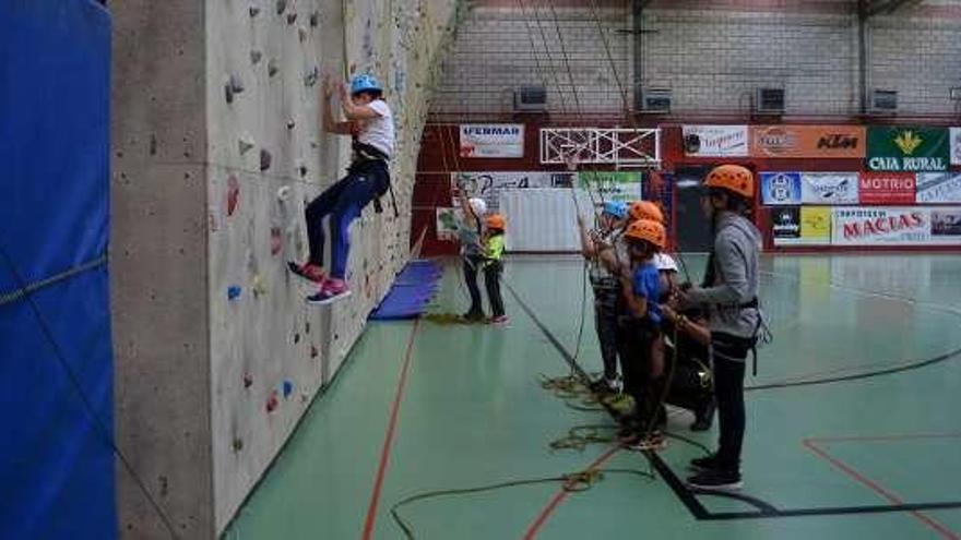 Participantes en la Escuela de Escalada.