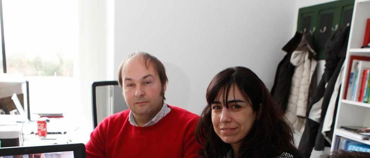 Fidel Delgado, María Álvarez e Ignacio Albert, fundadores de Neoalgae, en su sede en Gijón.