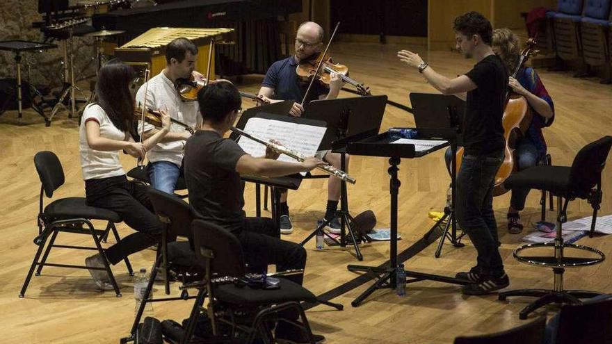 El ensayo, ayer, de &quot;Hong Kong New Music Ensemble&quot; en el Auditorio de Oviedo.