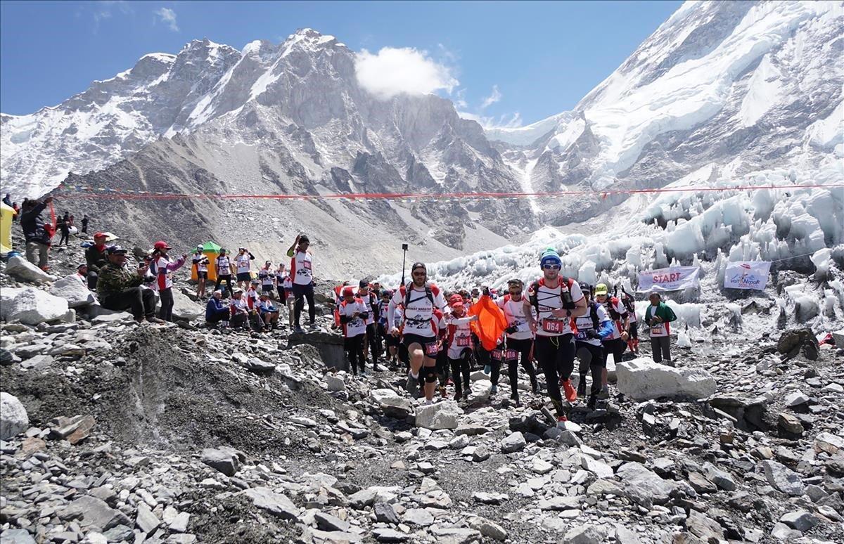 Corredores participando en el maratón Tenzing-Hillary, el más alto del mundo en las estribaciones del monte Everest en Nepal.