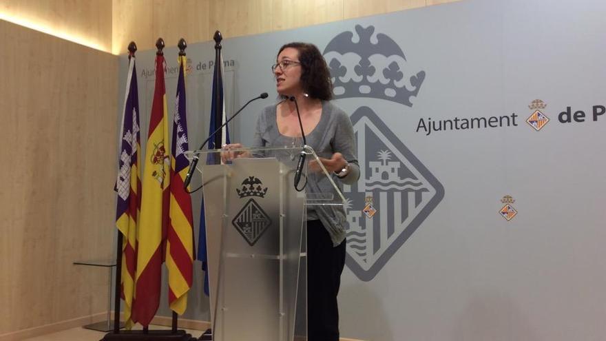 La concejala Joana Maria Adrover ha presentado la nueva línea de ayudas al pequeño comercio.