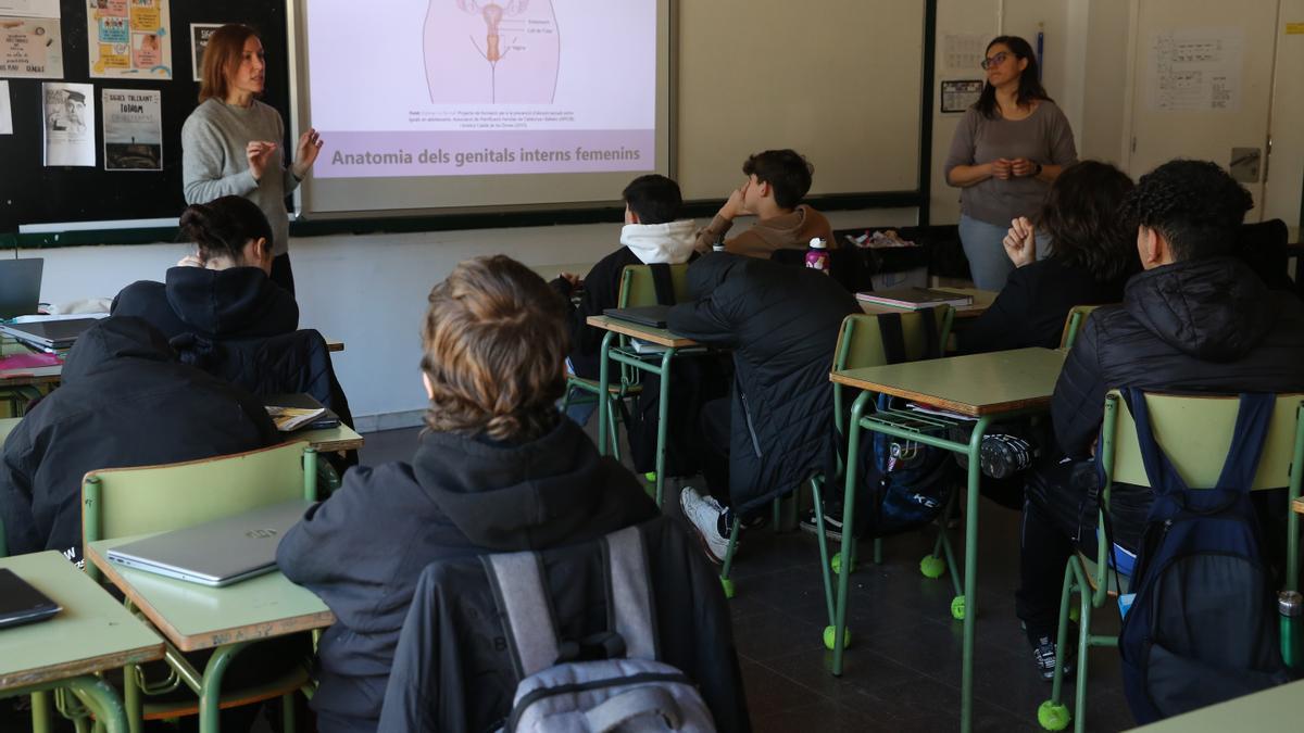 Formación sobre la menstruación en un instituto de Terrassa, este curso.