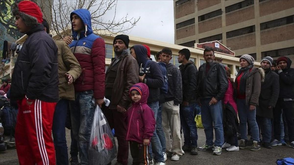 El Olympiacos reparte comida a los refugiados de El Pireo