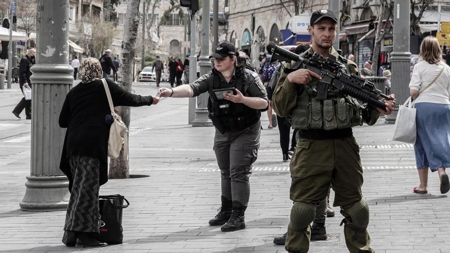 Archivo - Militares israelíes patrullan la zona del mercado Mahane Yehuda, en Jerusalén