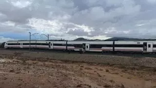Dos heridos al descarrilar el tren de media distancia Albacete-Valencia por las fuertes lluvias