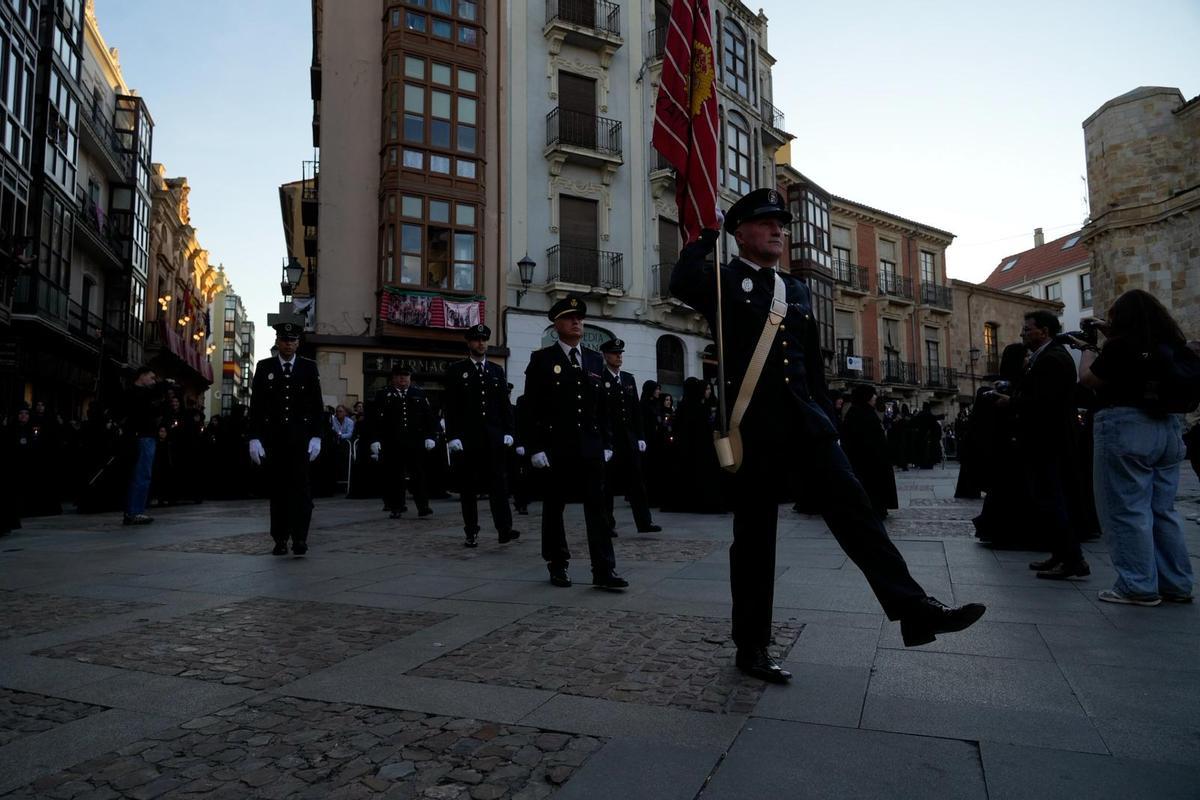 GALERÍA | Zamora acompaña a La Soledad en una de las noches más sobrecogedoras de la Semana Santa