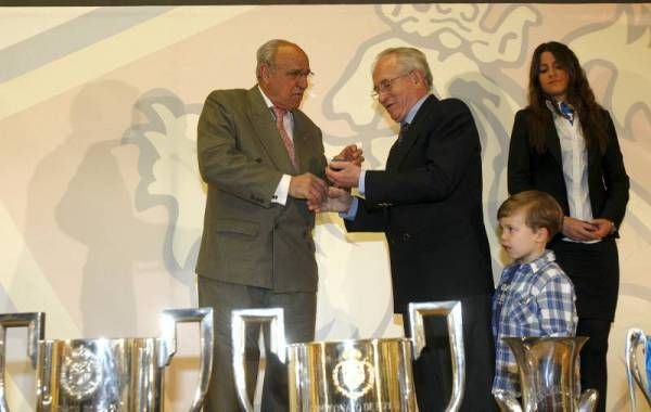 Entrega de las insignias de oro a los abonados veteranos del Real Zaragoza