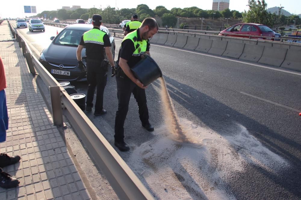 La vía que accede a Málaga capital junto al campus universitaria tenía que ser cortada a la altura del Polígono Alameda por el choque de varios turismos que no dejó heridos de consideración