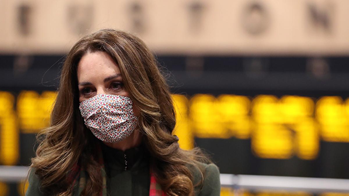 Primer plano de Kate Middleton con mascarilla